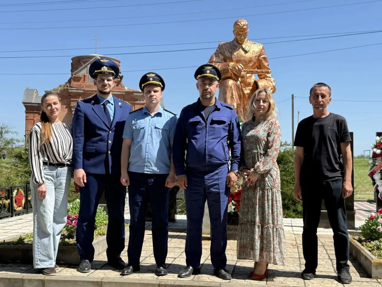 Забота о памяти  Коллектив прокуратуры Мелитопольского района совместно с первым заместителем главы 
