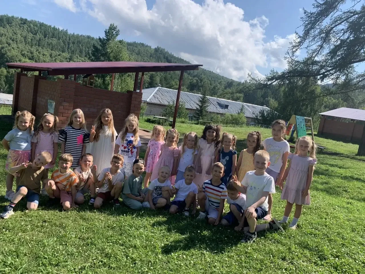Что такое лето? 🌞
Это много света, 
Это поле, это лес, 🌳
Это тысячи чудес! 🌈
Это в небе облака, �