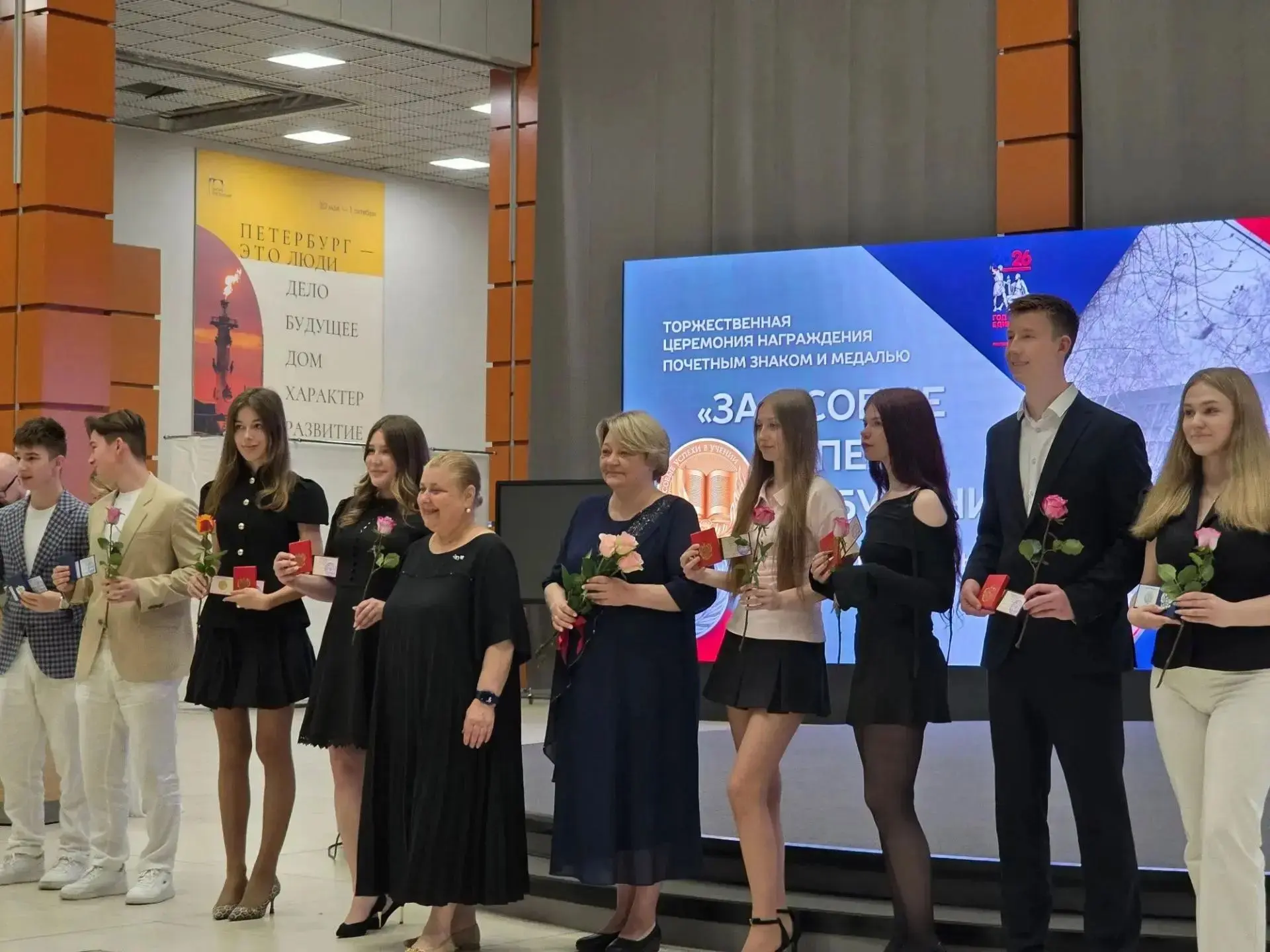Дорогие выпускники 11-х классов!
Вы перевернули одну из самых важных страниц своей школьной жизни. М