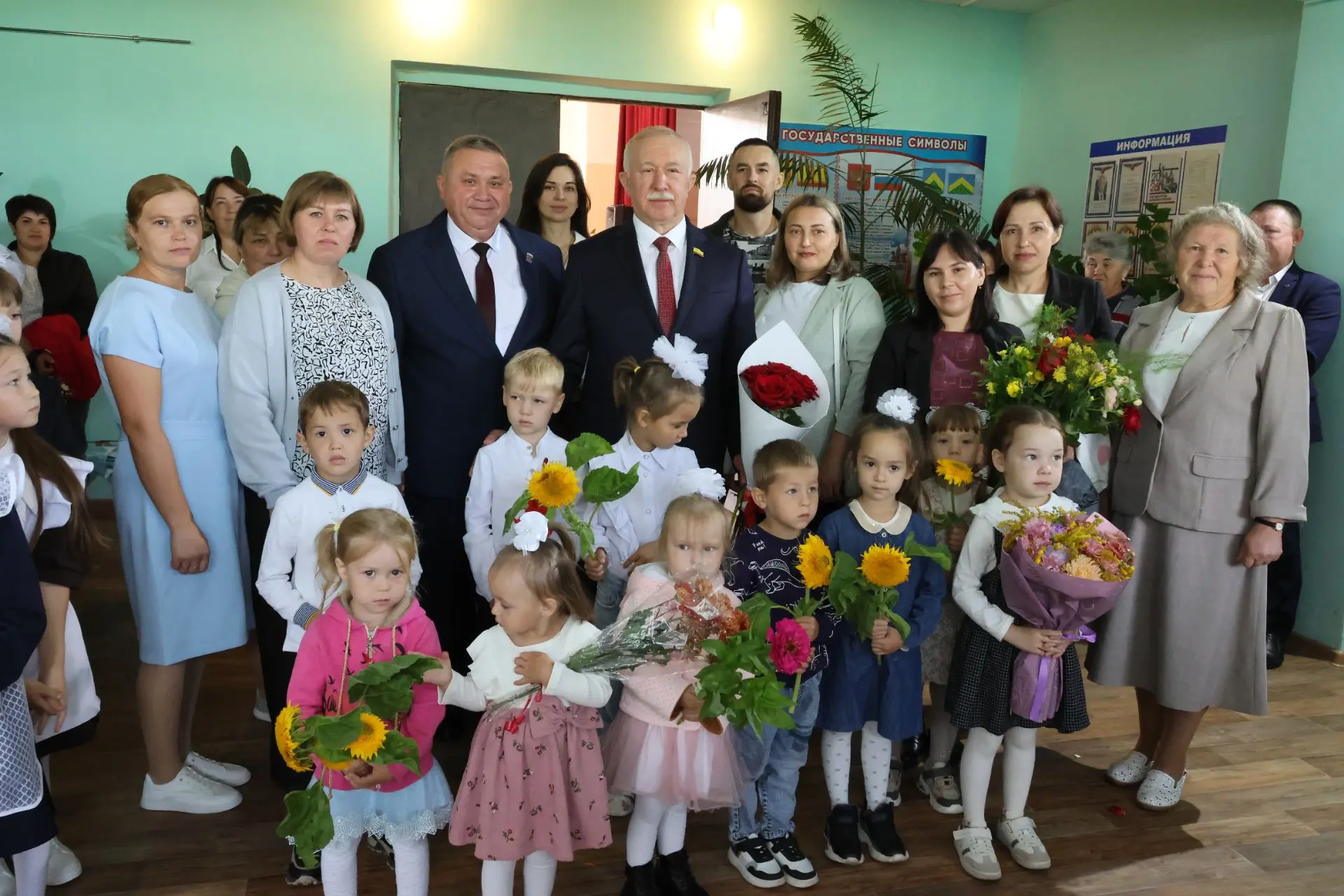 Сегодня во всех школах Комсомольского округа прошли торжественные линейки, посвящённые ...