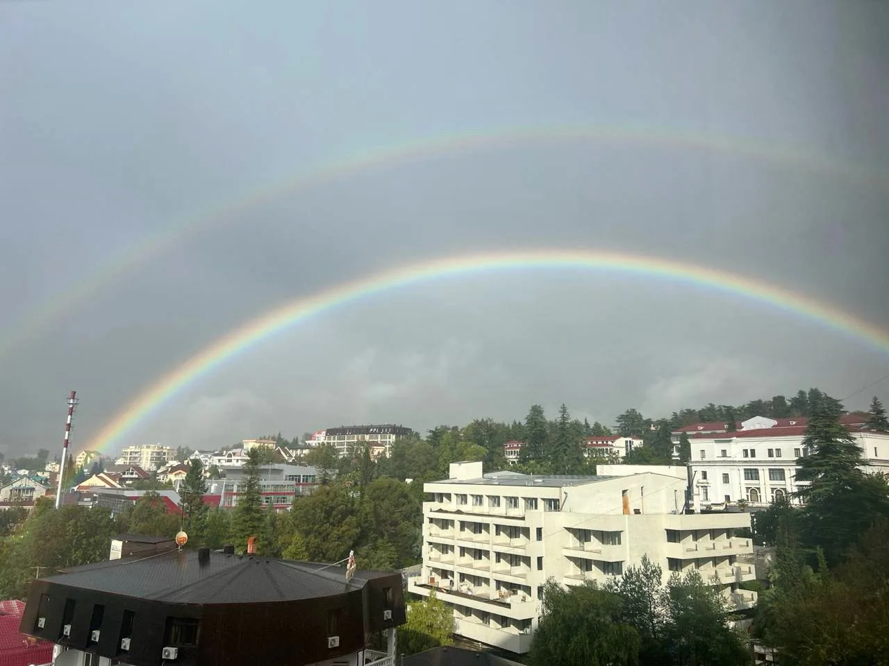 Роскошная двойная радуга после дождя 🌈 🌈