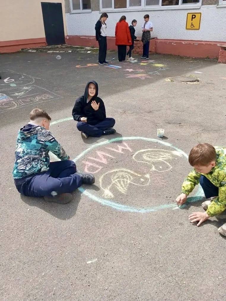 Пусть всегда будет солнце, пусть всегда будем мы! Вчера,в преддверии Дня Победы, наши ученики началь