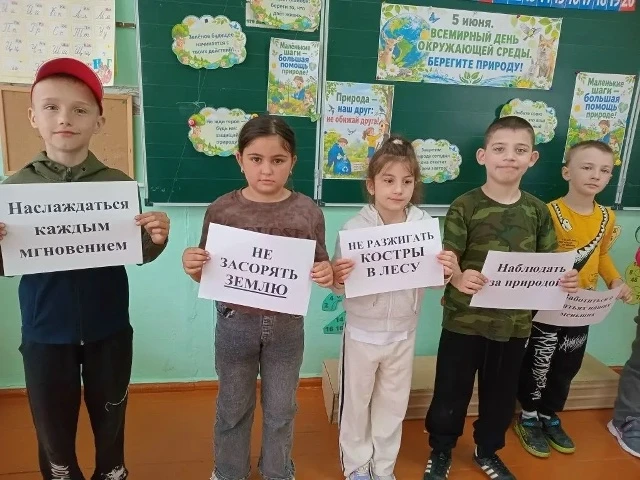 На базе нашей школе работает Летняя тематическая площадка "Дружба". Каждый день педагоги проводят ув