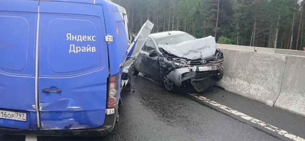 Микроавтобус и Lada столкнулись трассе «Сортавала»  24 мая 2026 года около 09:00 на трассе «Сортавал
