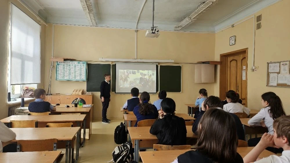 Утро понедельника традиционно началось с поднятия флагов. У всех прошли "Разговоры о важном". Тема: 