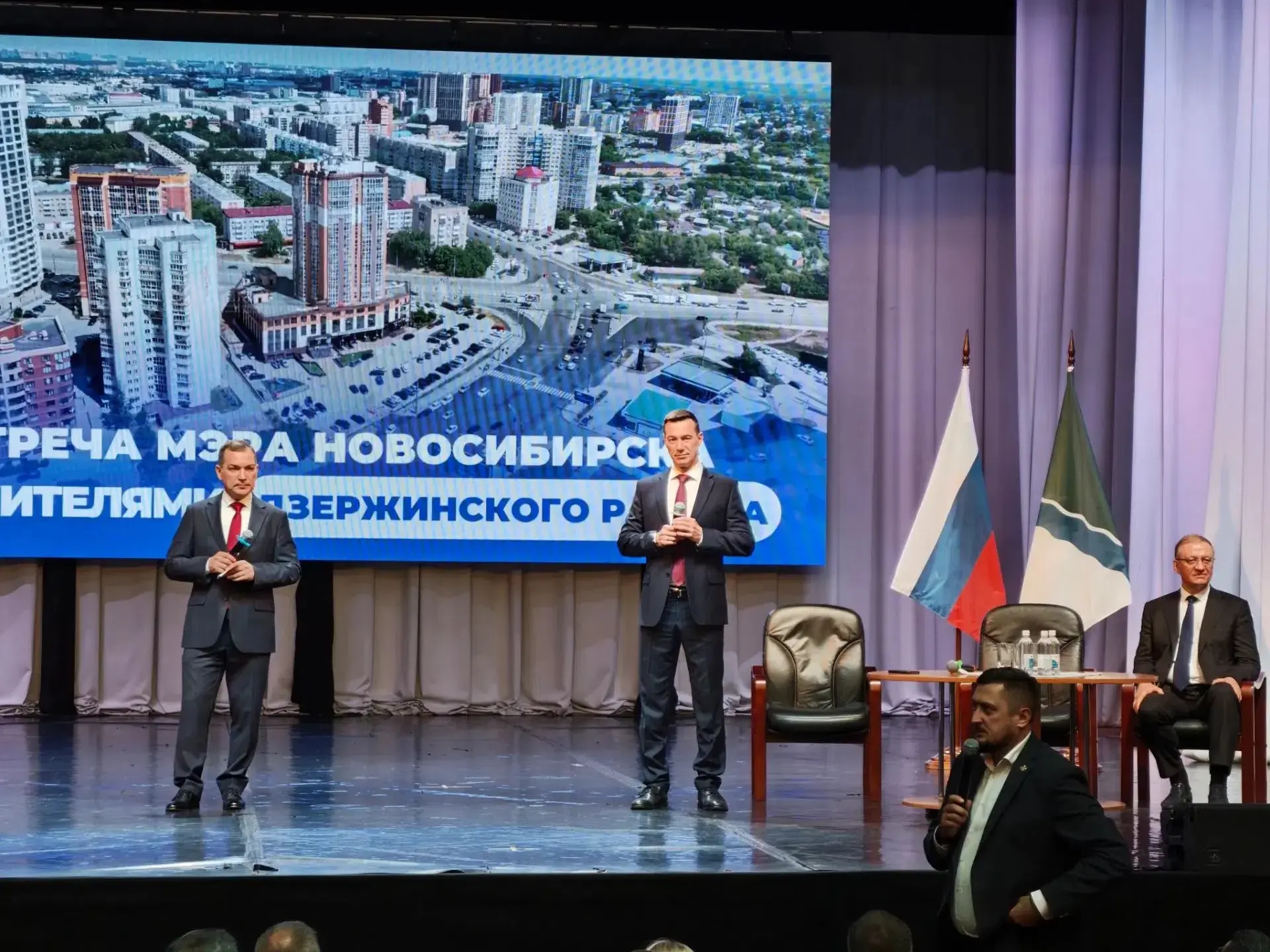 На площадке ГАУК НСО «Сибирь-Концерт» состоялась встреча мэра города Новосибирска Макси...