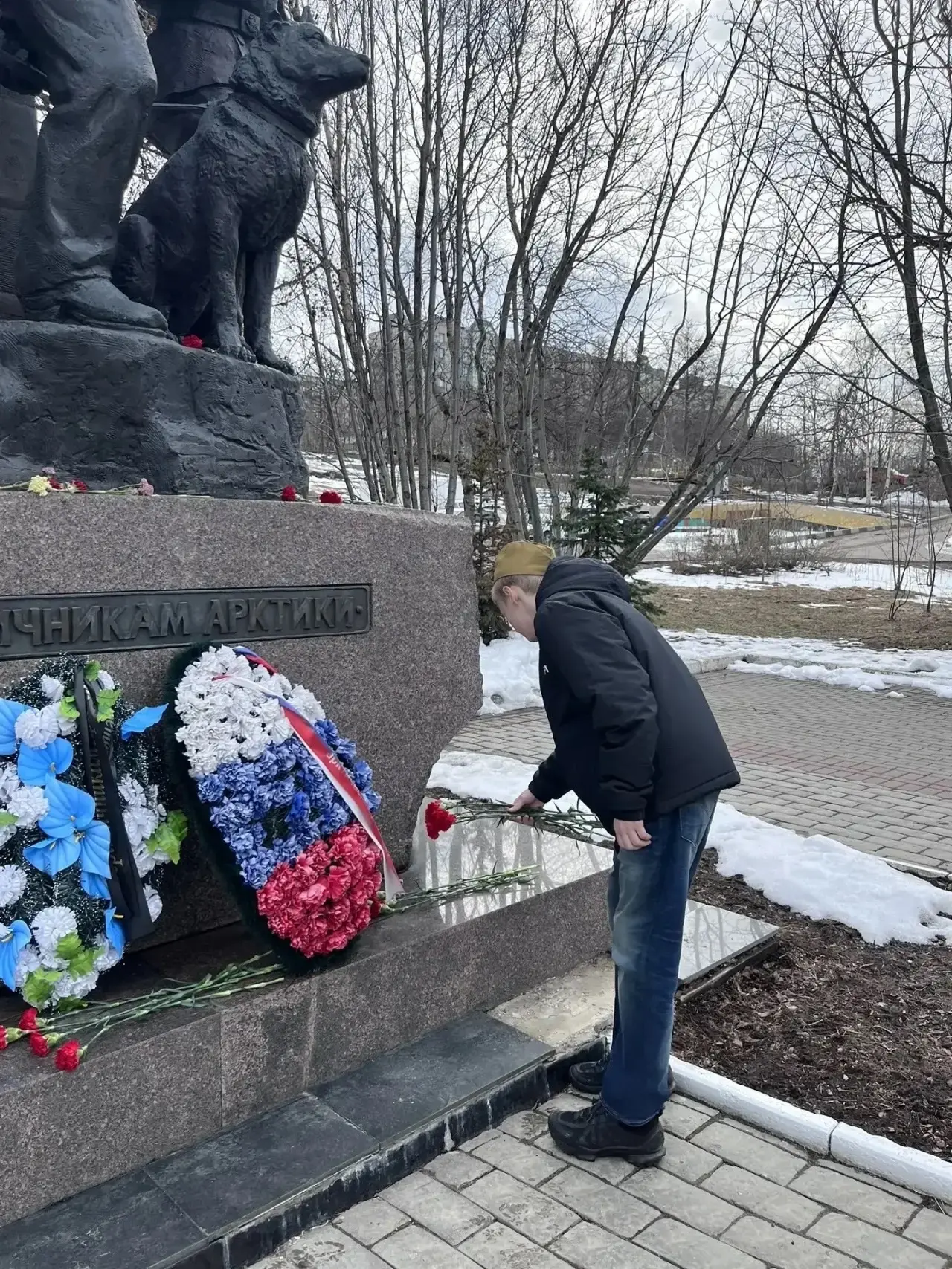 🕊 Сегодня у памятника «Пограничники Арктики» стало чуть теплее — туда пришли наши восьмиклассники с 