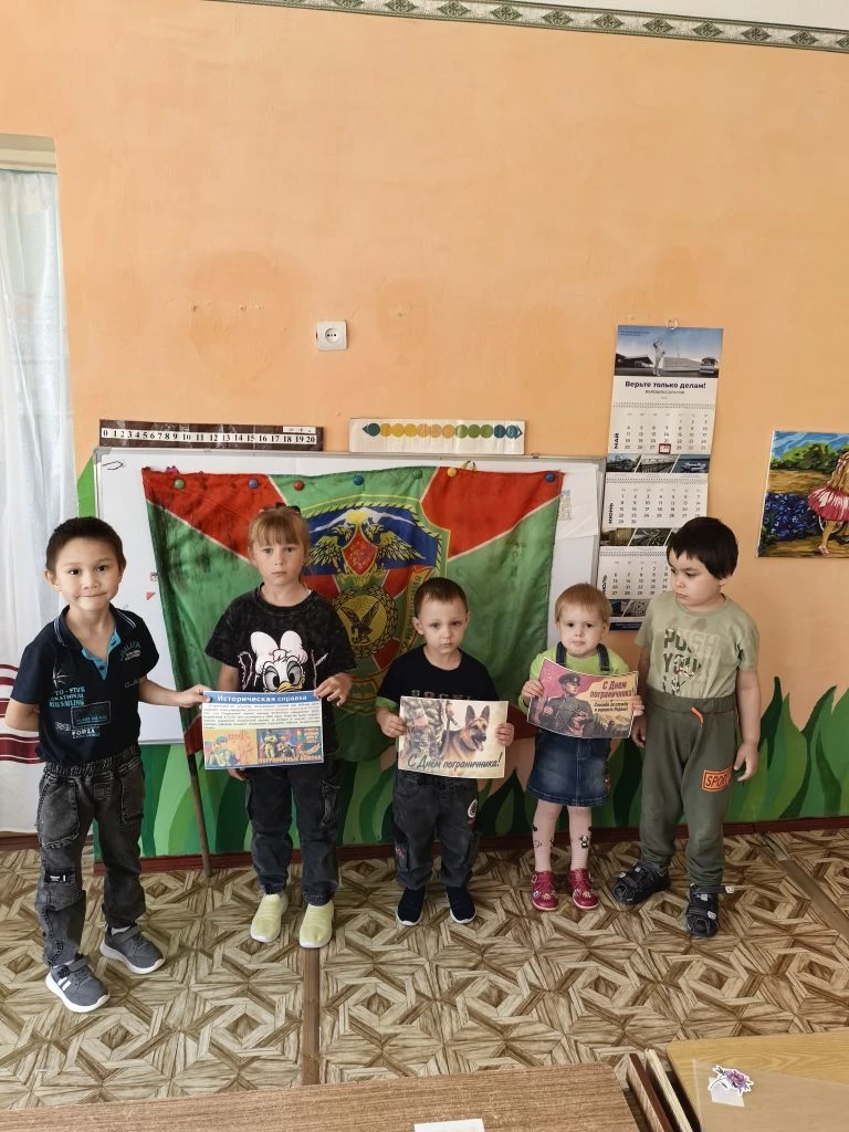 Зеленые фуражки и верные друзья: отмечаем День пограничника в нашем саду! 🟢🐕