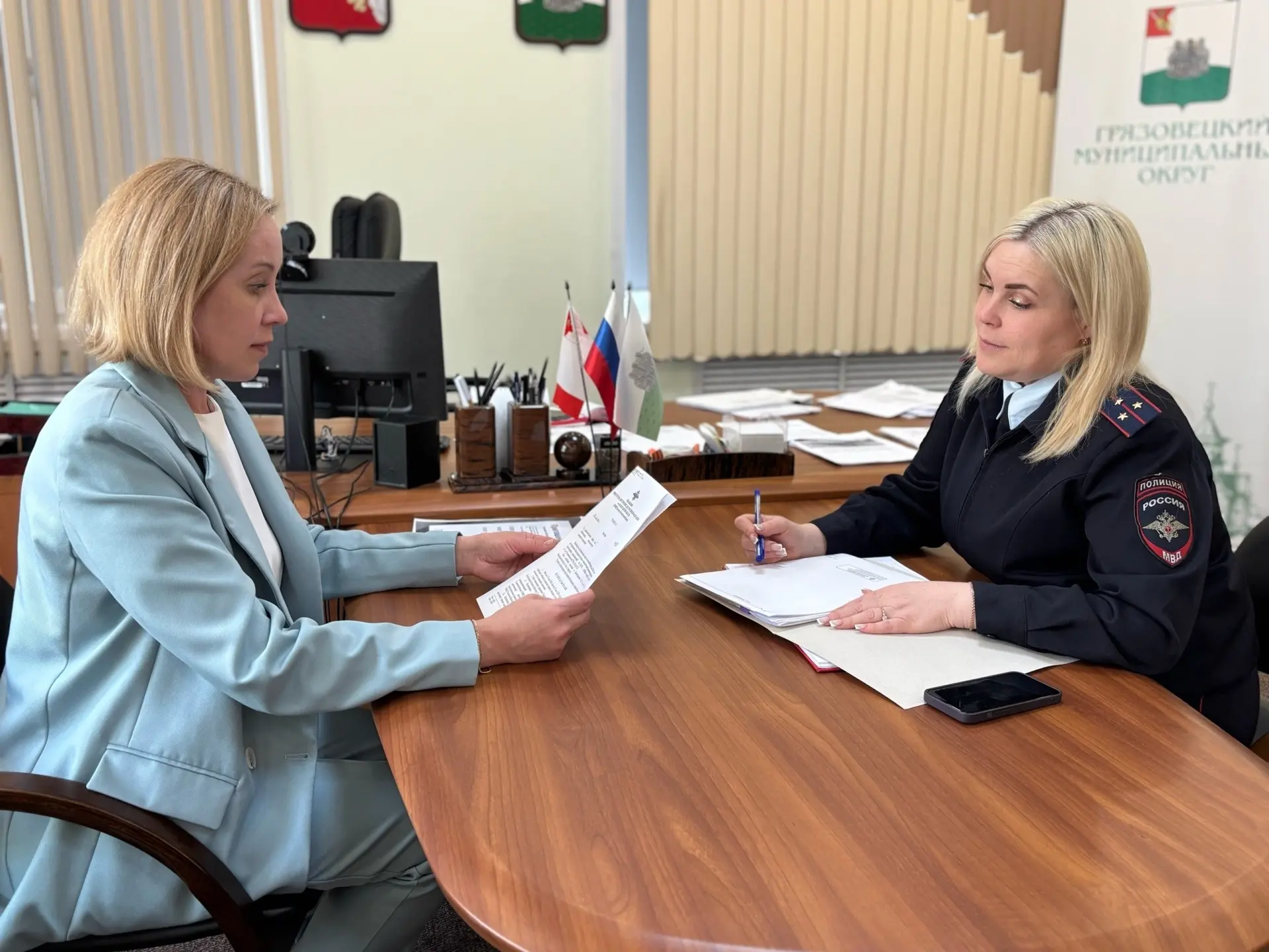 Глава округа Наталья Головчак провела рабочую встречу с инспектором по пропаганде БДД о...