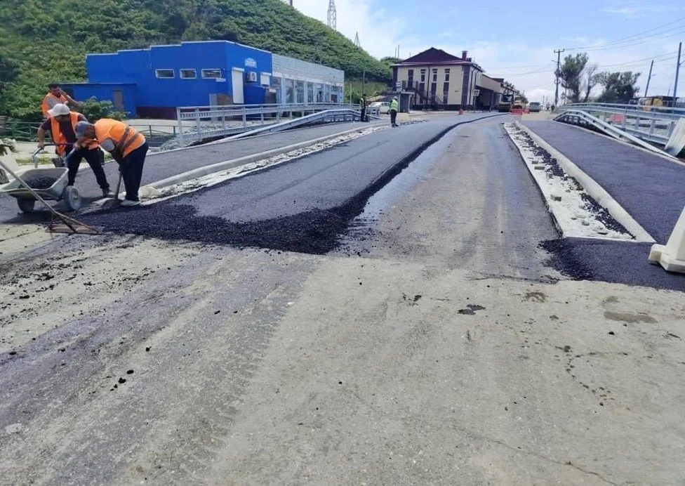🚧В Холмском районе приступили к асфальтированию моста через реку Правда
 
📍На 34 км региональной а
