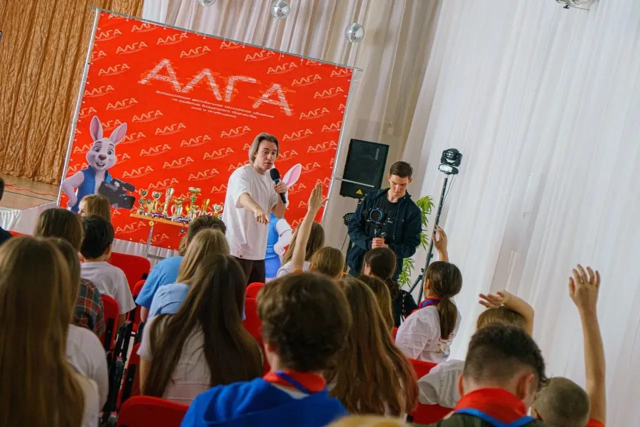 🎭 Актёры театра «Мечта» покоряют новые вершины!  Ученица 7Б класса Крендюкова Валерия — актриса наше