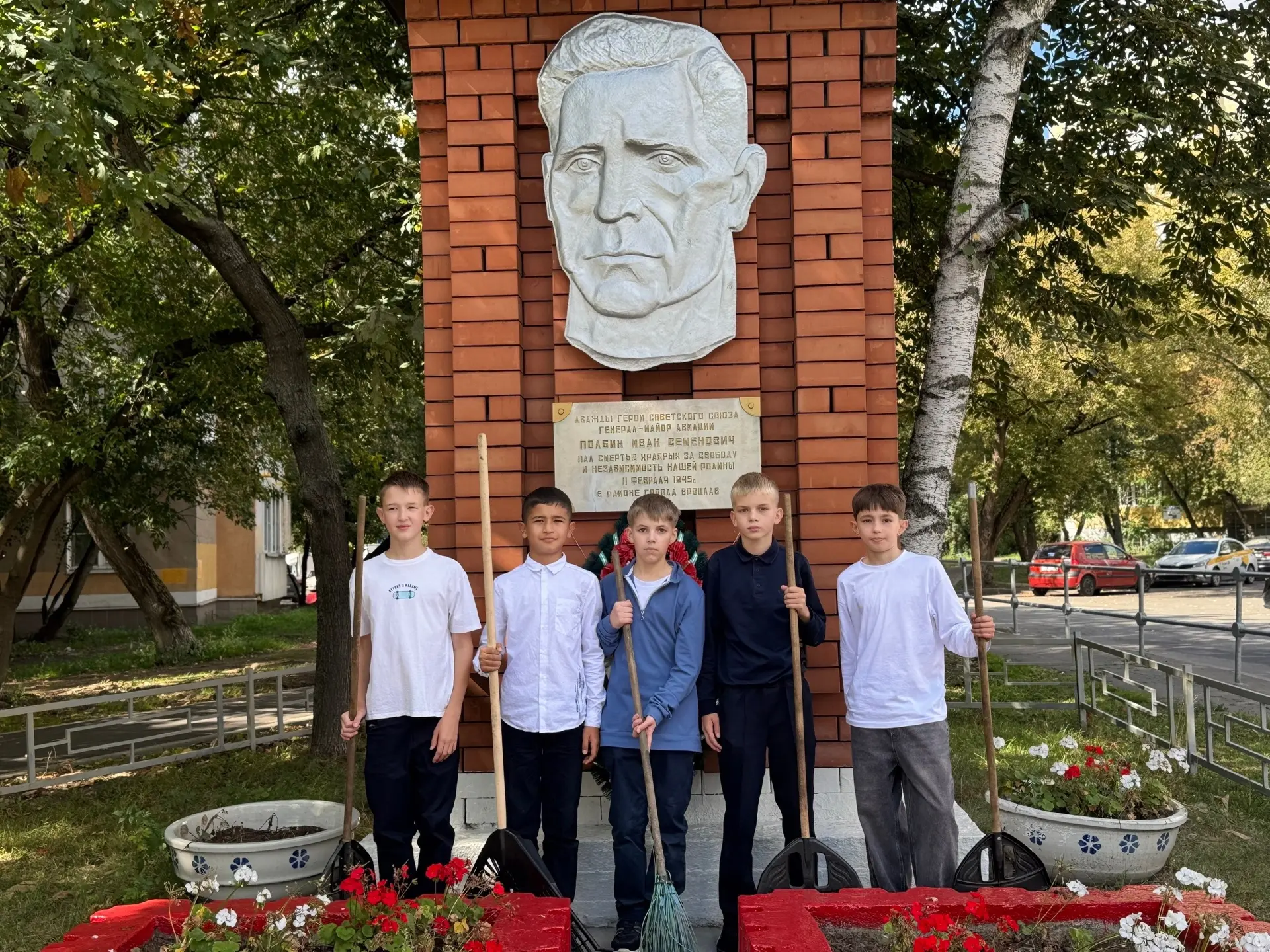 🙏🏼 Сегодня ученики нашей школы присоединились к мемориально-патронатной акции по уход...