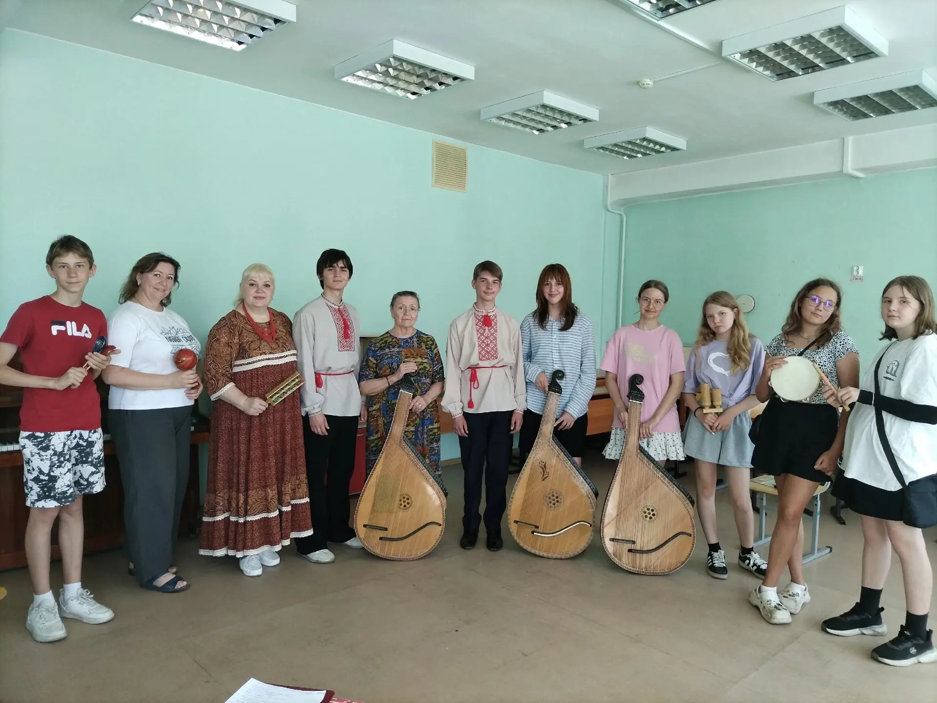 Наш ансамбль бандуристов «Дивограй» накануне Дня России провел музыкальную встречу с активистами про