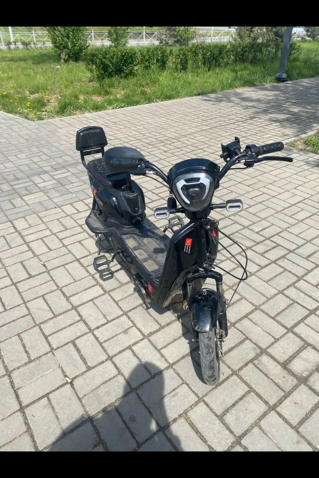 Продам электроскутер7000₽ требуются ремонт в районе 2000₽ТОРГ!! 
По вопросам пишите в ЛС или звоните