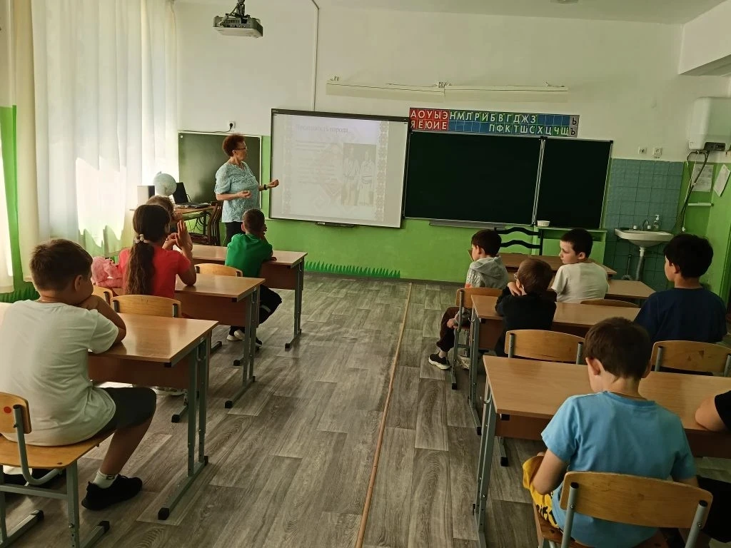 И снова понедельник! Сегодня День культуры чувашского народа. День начался с линейки и ...