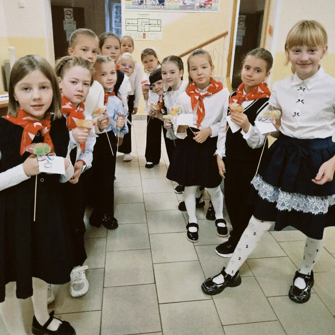 ☀️ Утро наших педагогов началось не с кофе, а с улыбок, цветов и приятных сюрпризов!