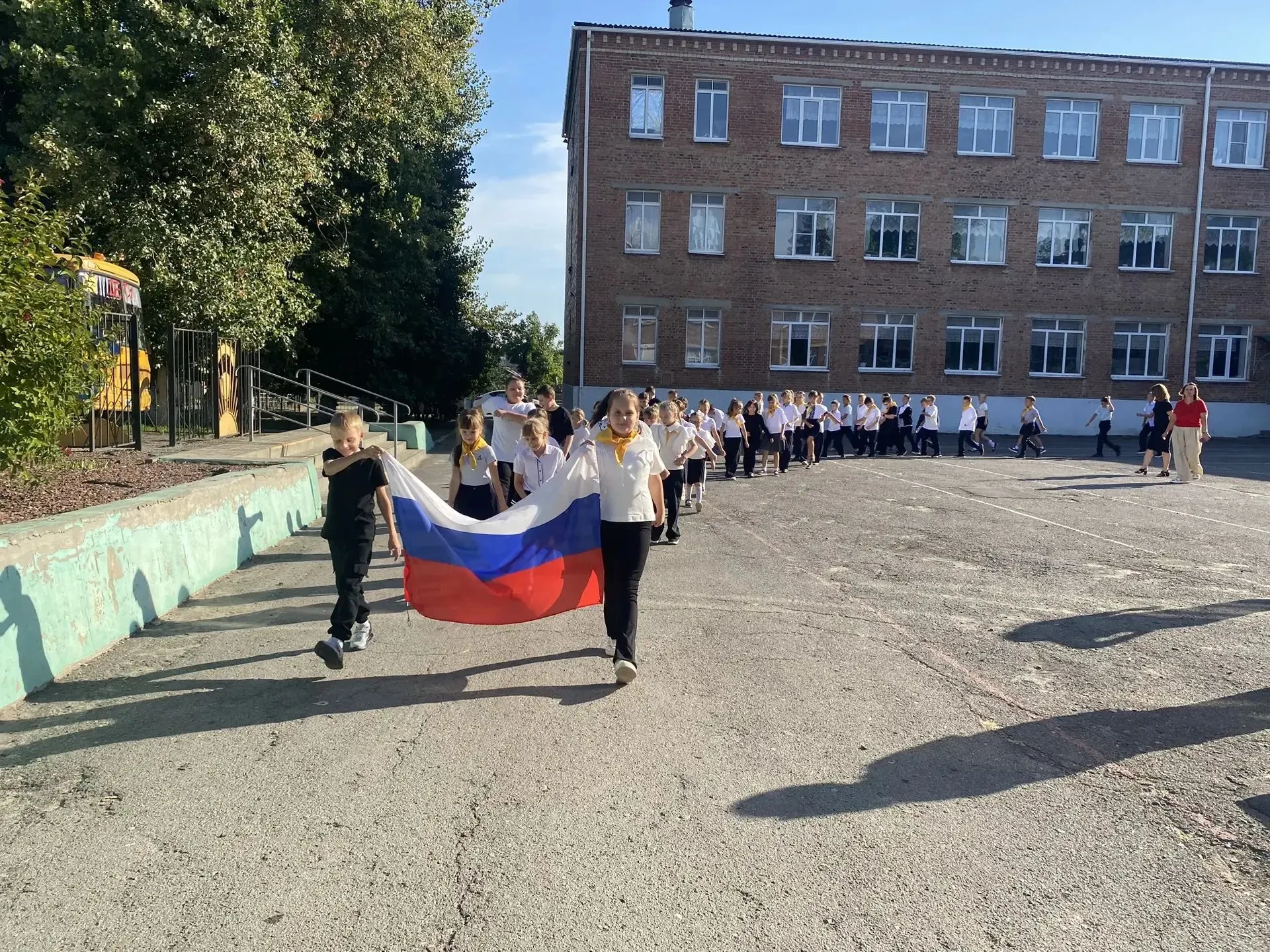 В МБОУ СОШ №3 завершилась очередная учебная неделя. Традиционно важным и значимым событ...