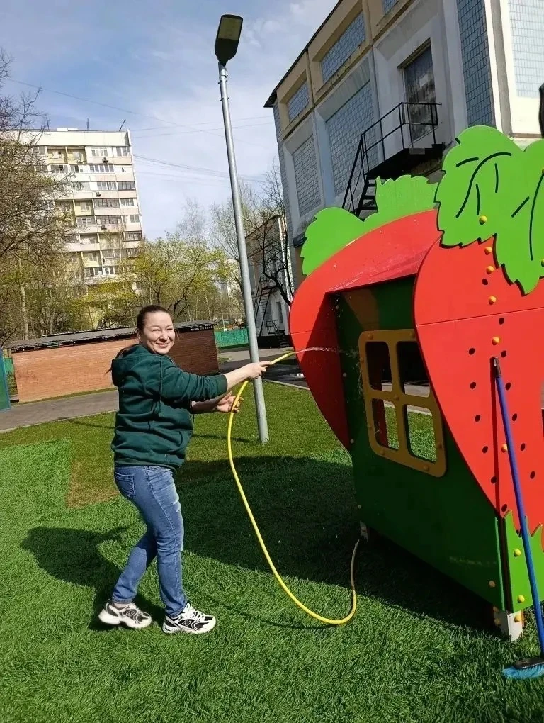 Субботник — это добрая традиция!  🏫Субботник в школе 935 идёт ПОЛНЫМ ХОДОМ!  🧹Учителя, воспитатели, 