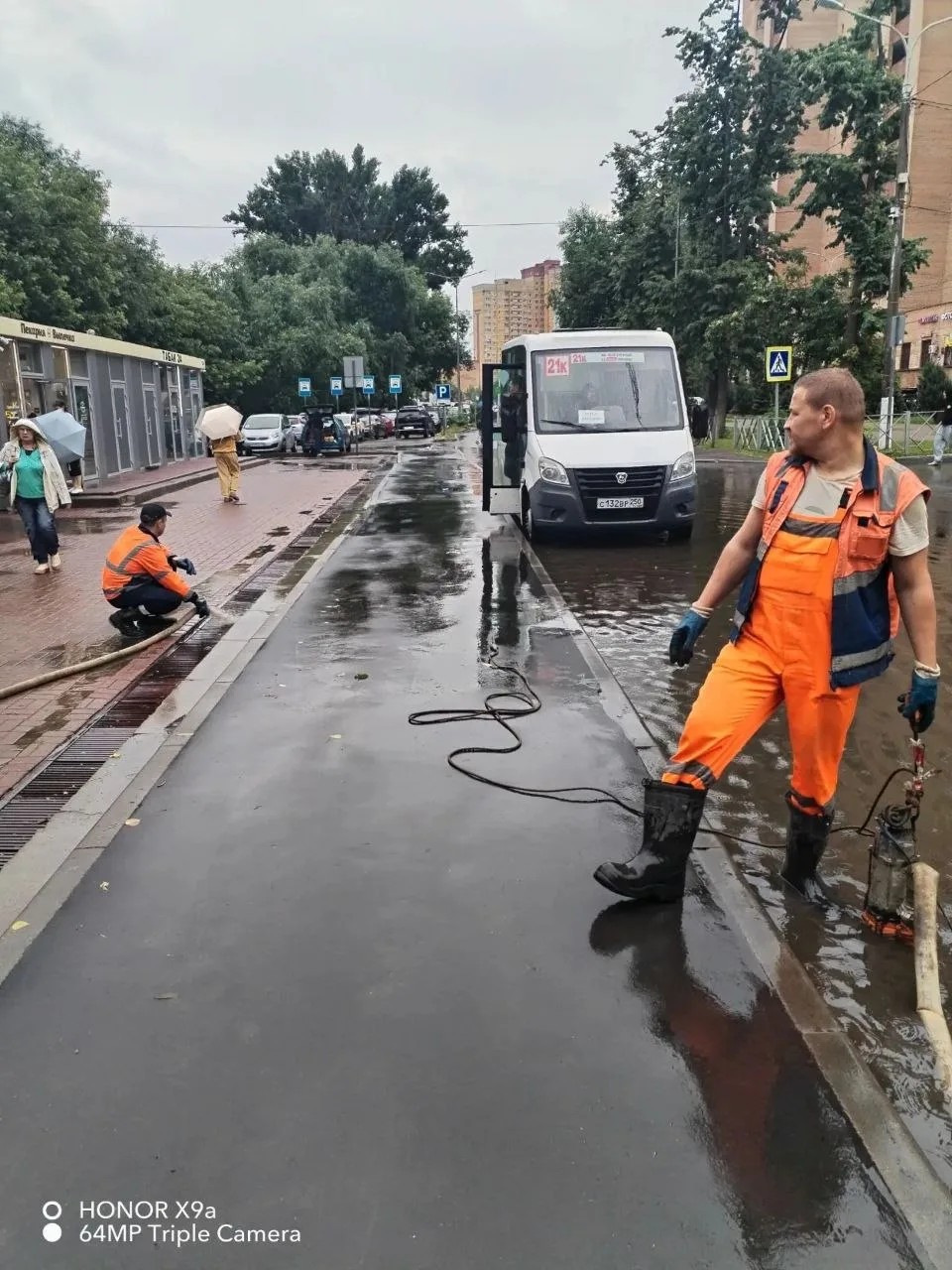 Коммунальные службы Красногорска устраняют подтопления территории 

В Красногорске на смену аномальн