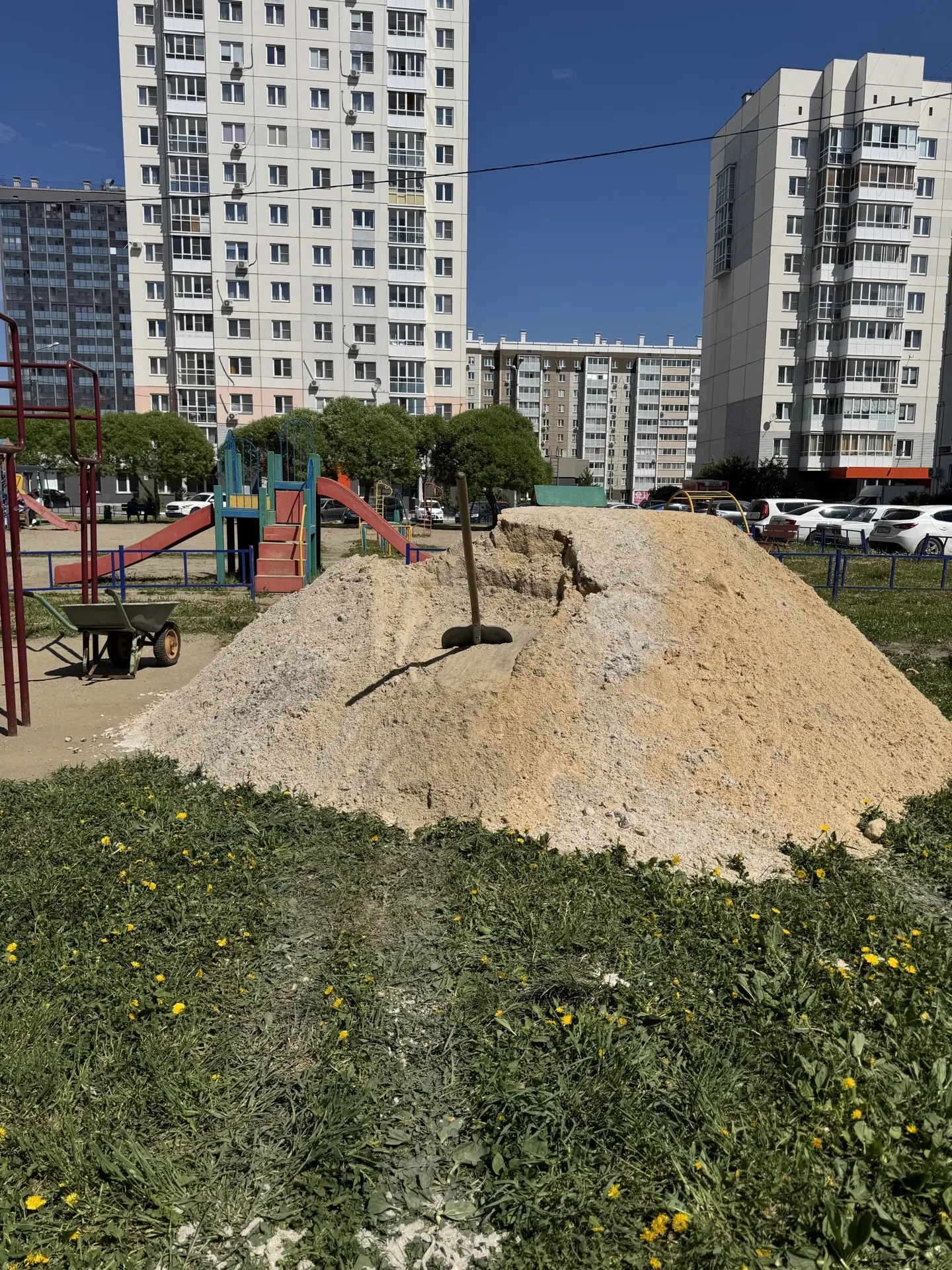 Сегодня приступили к плановой отсыпке детских песочниц. На фото - песок, который уже до...