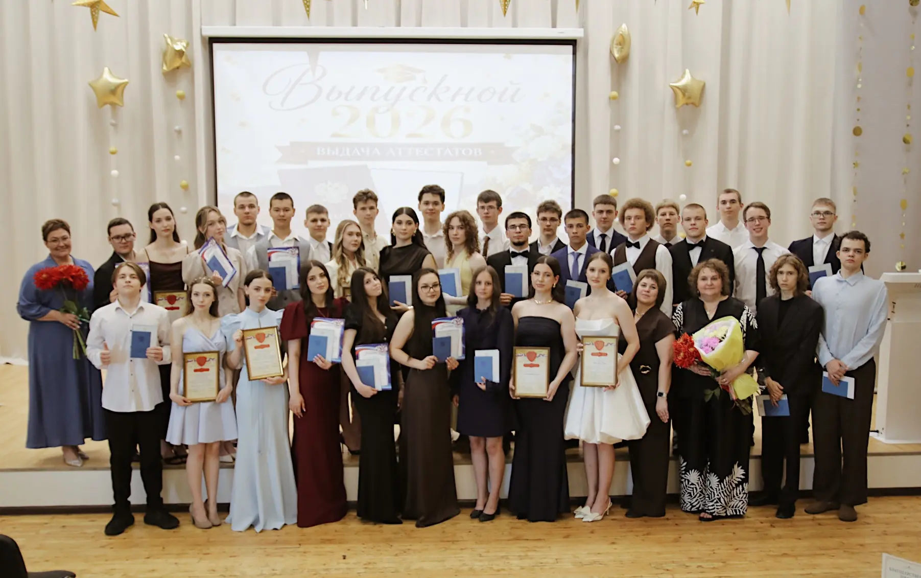 🎓 Сегодня для наших дорогих одиннадцатиклассников состоялся выпускной! ✨