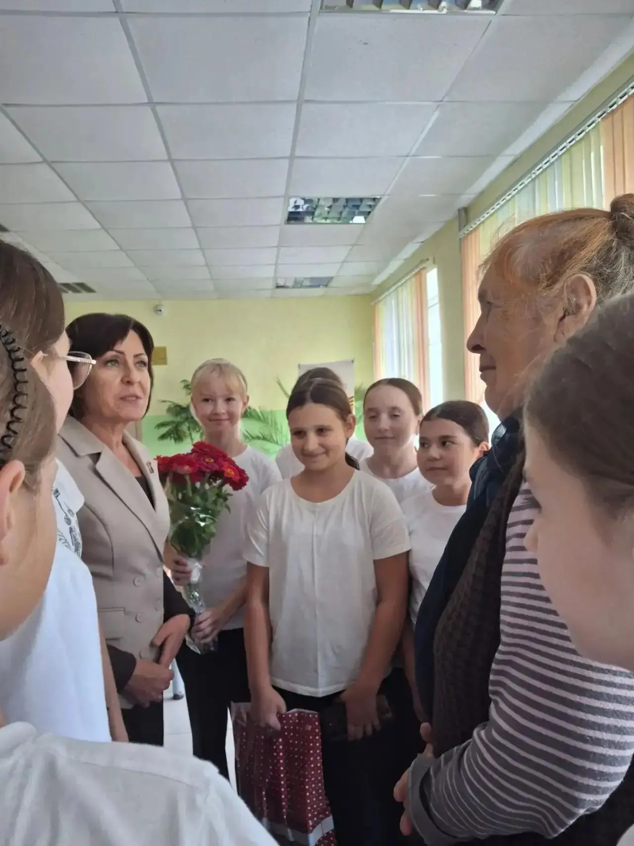 Хорошая и добрая традиция существует в Воротынской средней школе перед Днём учителя, ко...