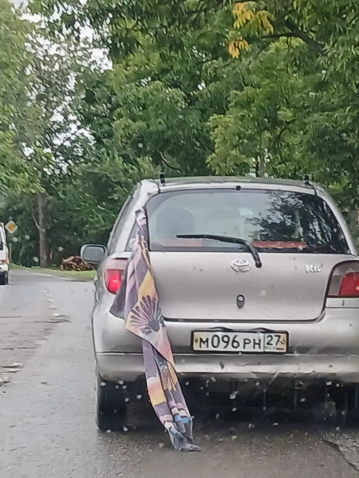 с морей едет видимо,на Хор завернул, полотенца вылетают с багажника🤣🤣🤣