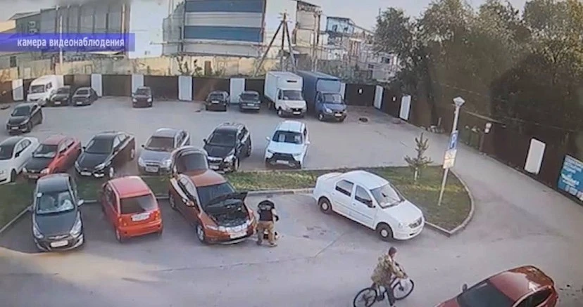👮‍♂️В Энгельсе мужчина украл велосипед из подъезда и попал на видео