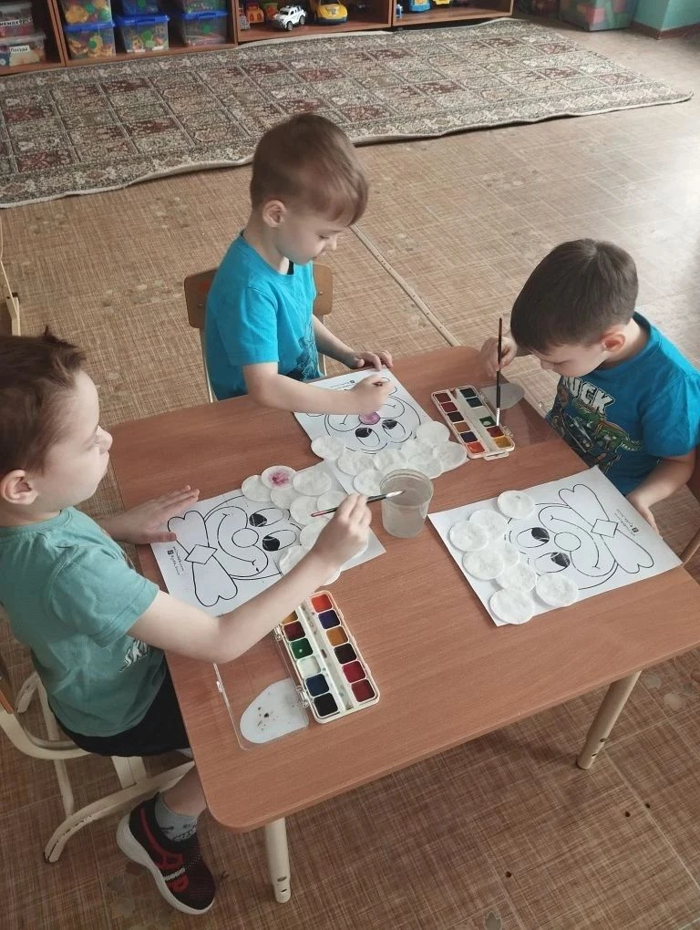 Наступает праздник смеха!
Вот умора, вот потеха!
Словно целый белый свет
Съел смешинку на обед!
Позд