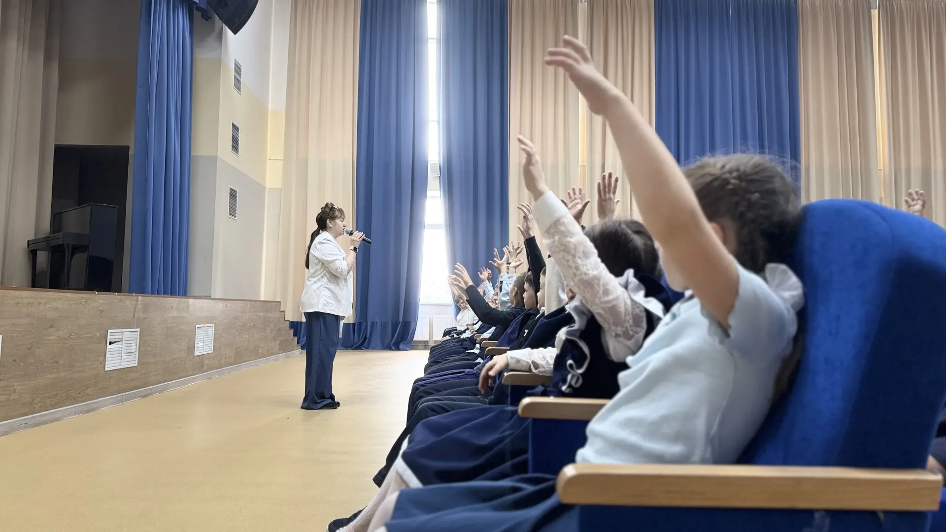 🎭✨ СКАЗКА В ГОСТЯХ У ПЕРВОКЛАССНИКОВ: КУДА ПРИВОДИТ ВОЛШЕБСТВО? 🎒🧸