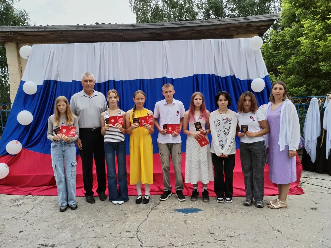 Первый паспорт в День России получили юные граждане нашей страны.
Поздравляем!