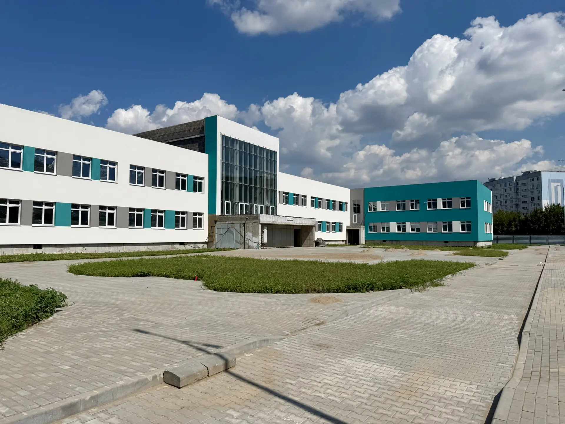 🎓Возобновилось строительство школы в 18 квартале

Да, на пути возникали определенные сложности, но 