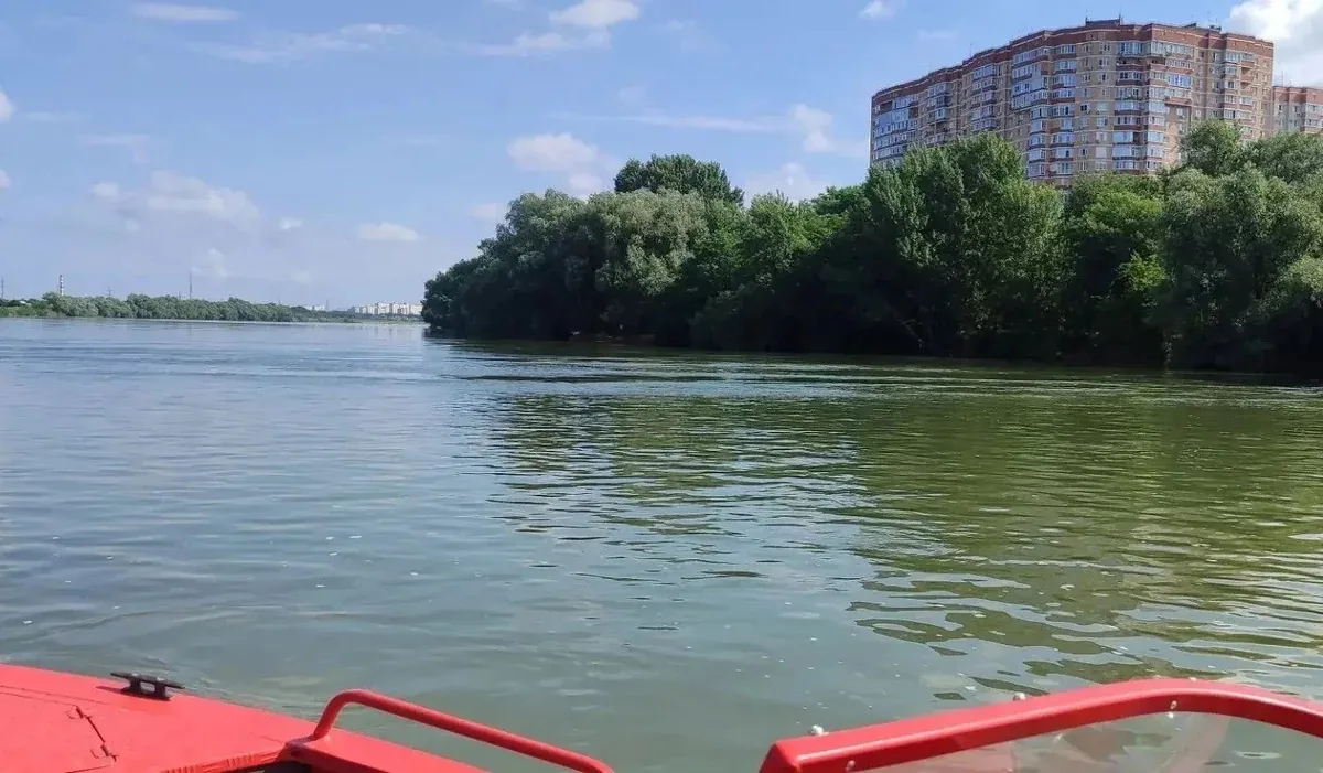 Мужчину, прыгнувшего в реку Кубань в Краснодаре, искали почти двое суток.

Вечером 29 июля в Юбилейн