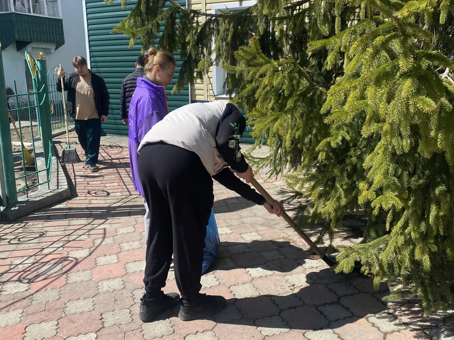 Сотрудники и студенты СахИЖТ приняли участие во Всероссийском субботнике 2026  25 апреля 2026 г. – В