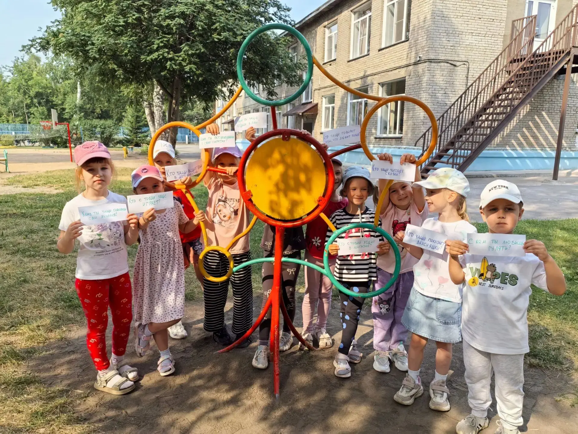 В детском саду всегда проходит ряд интересных затей. Вот сегодня с ребятами группы "Огоньки" мы пров