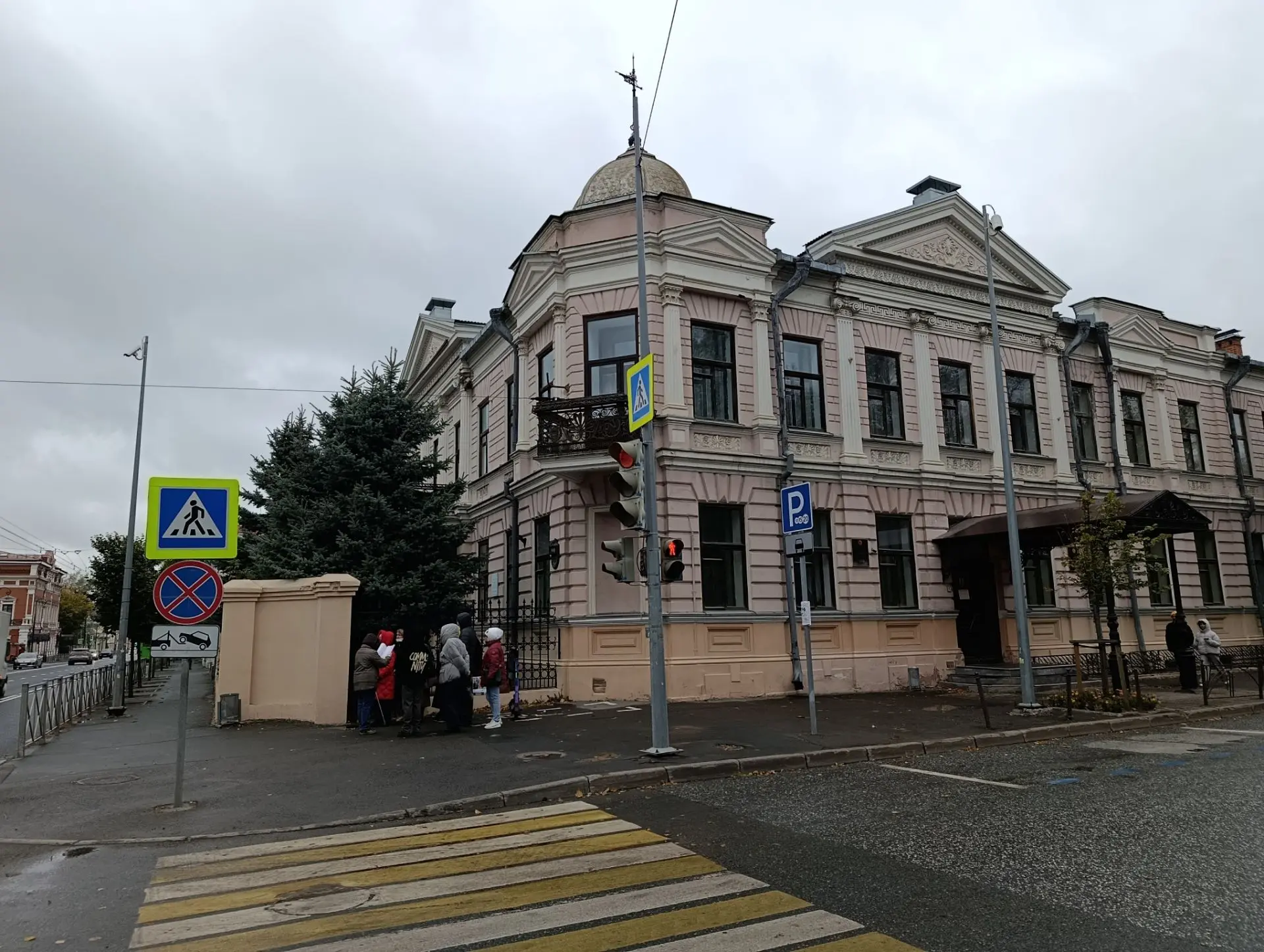 Сегодня мы решили вспомнить, что гуляем в любую погоду. Достали тёплые куртки, непромок...