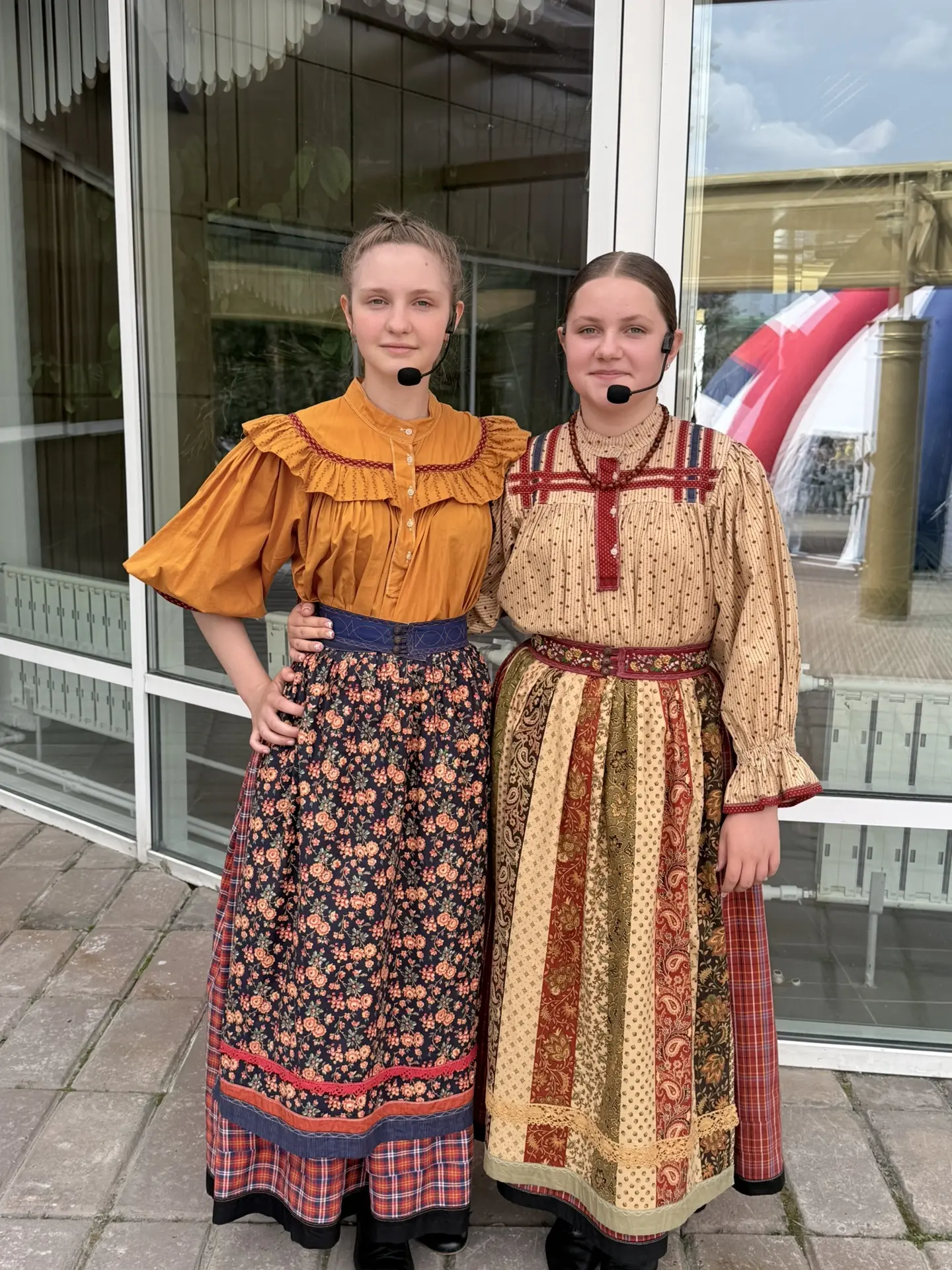 С праздником, друзья! ❤️

Дуэт «Малиновый цвет» и творческое объединение «Родня» (руководитель Алена