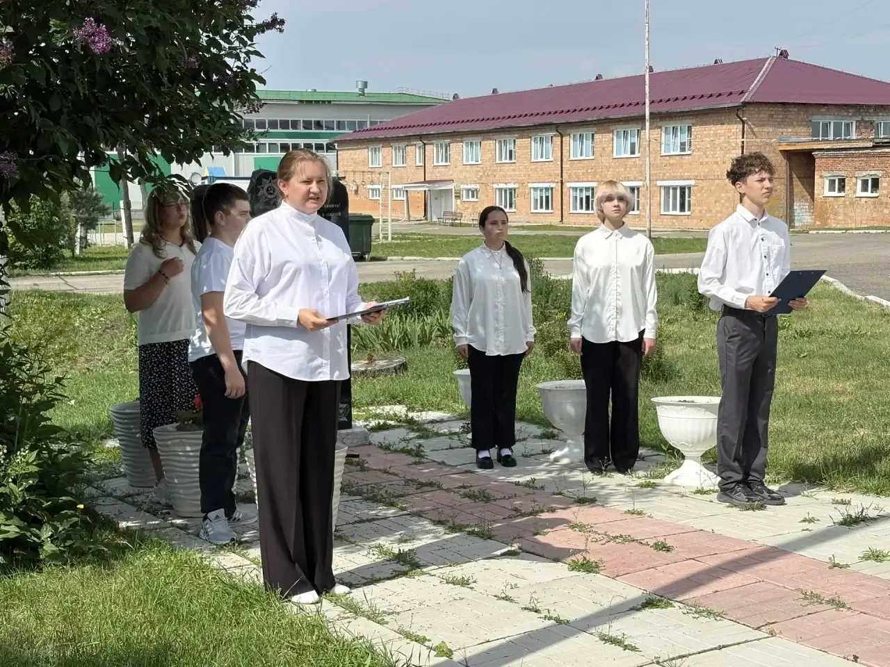 Линейка памяти и скорби 🕯️

Сегодня в нашей школе прошла линейка Памяти, посвященная началу Великой