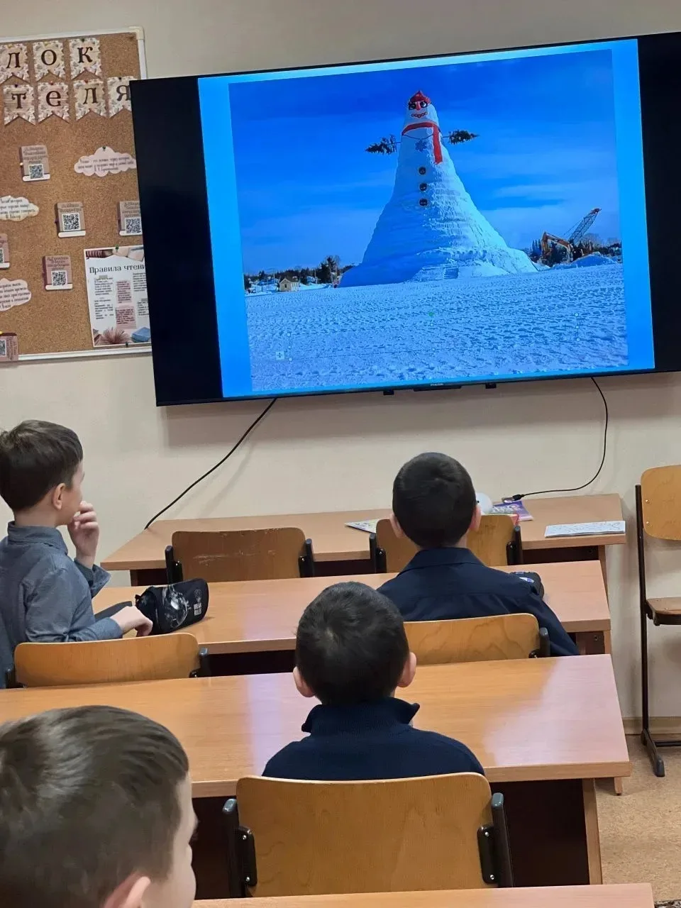 Март пришëл- лепи снеговика!  Пока у нас трещат морозы, но оттепель всë же впереди!   На дворе полно