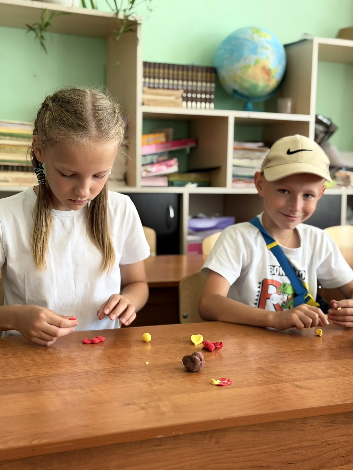 Лепка из пластилина — это не просто весёлое занятие, а настоящая польза для развития! 🌟

Почему пла