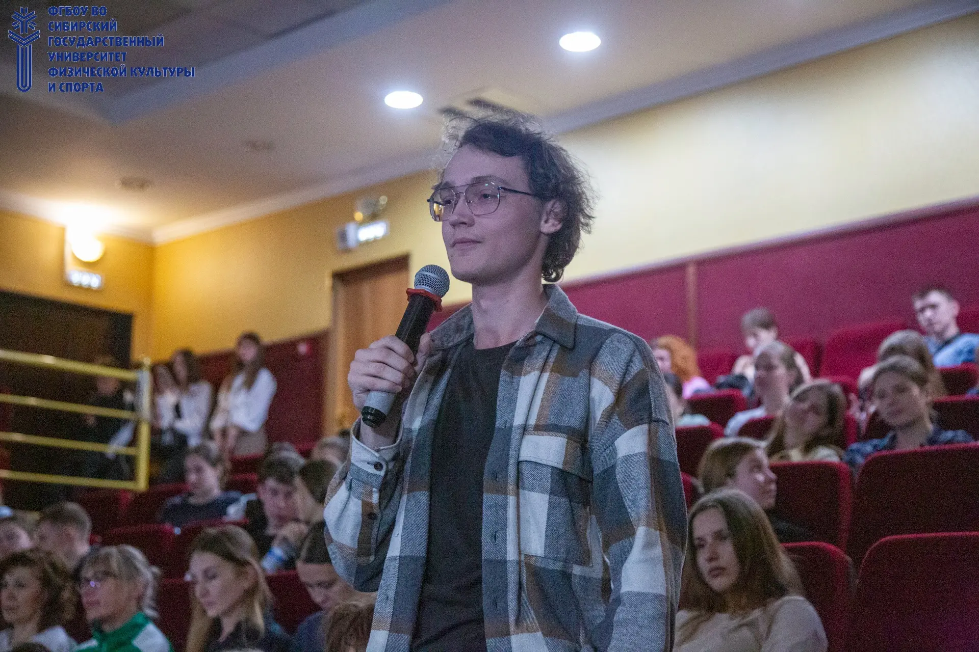 🎬Сегодня в актовом зале СибГУФК состоялась встреча студентов, преподавателей и сотрудников с режиссе