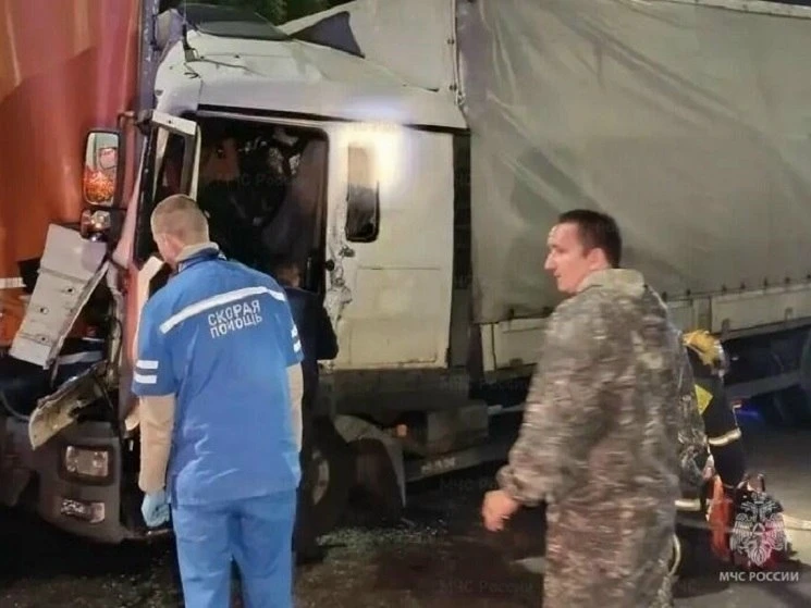 На трассе М-7 во Владимирской области человека зажало в машине после ДТП.