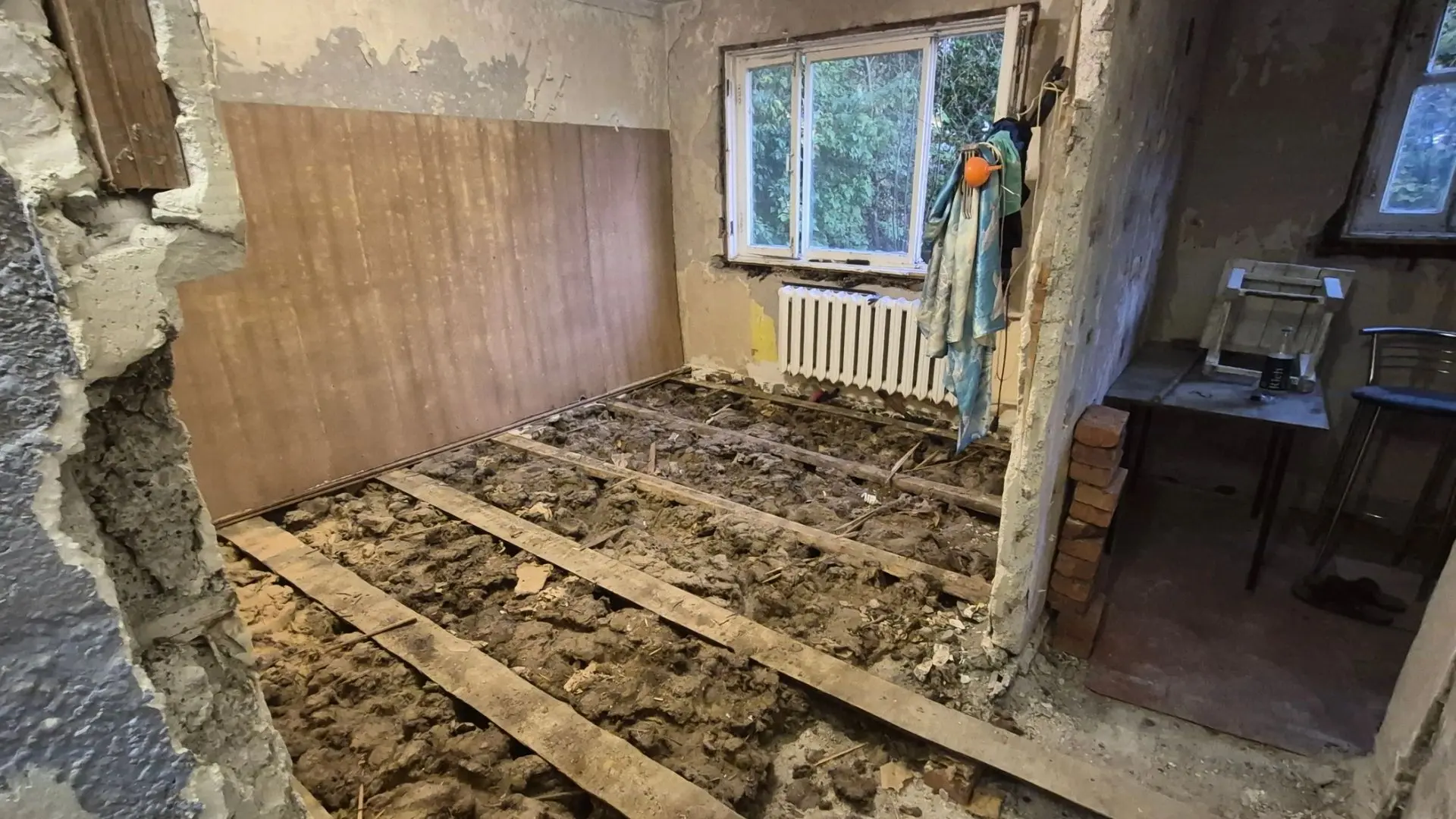 Нужно убрать стекловату в мешки и на мусорку, комната 3×5 , цену предлагайте