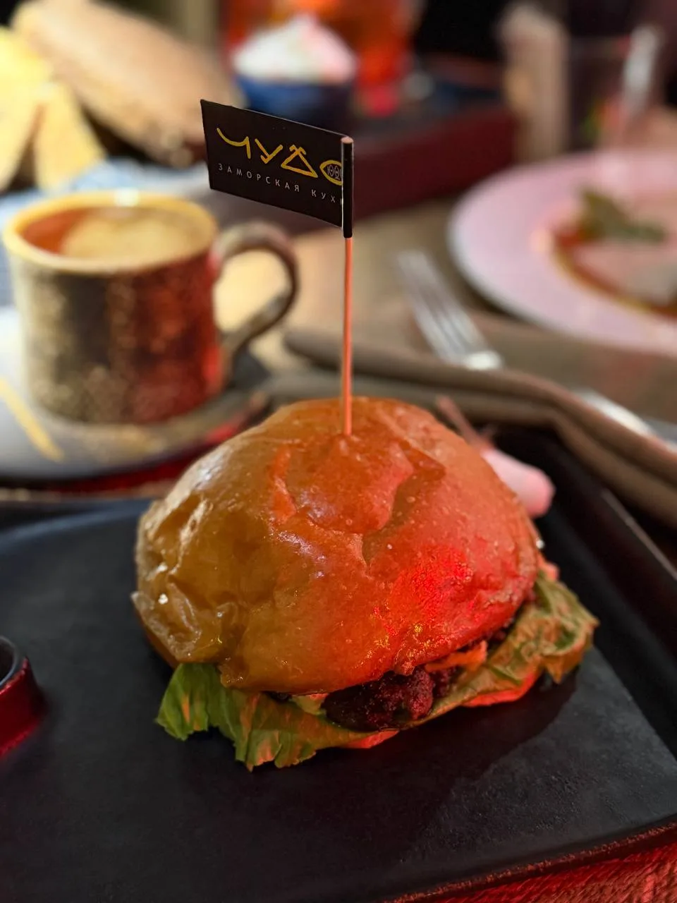 Просто на заметку: в Чудо-Юдо делают самые вкусные чизбургеры.