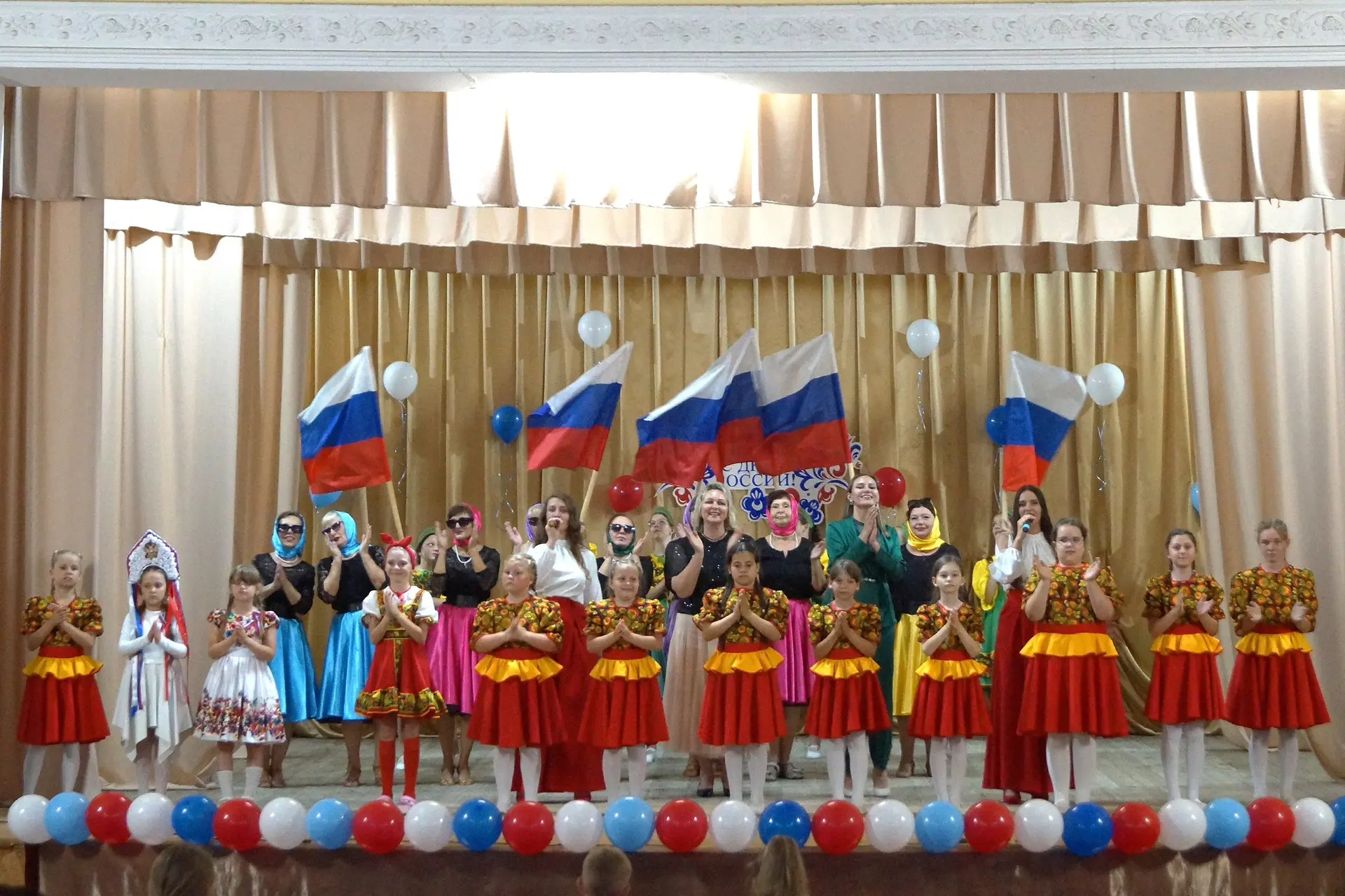 12 июня в нашем Доме культуры состоялся торжественный праздничный концерт «Прекрасна ты, моя Россия»