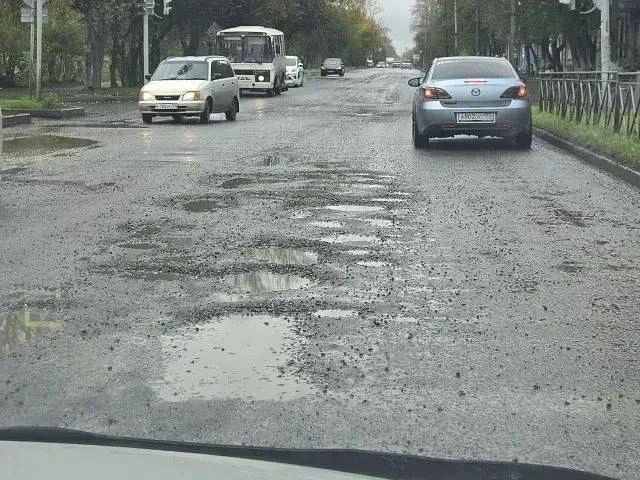 В Назарово за два месяца разрушился новый асфальт на улице 30 лет ВЛКСМ