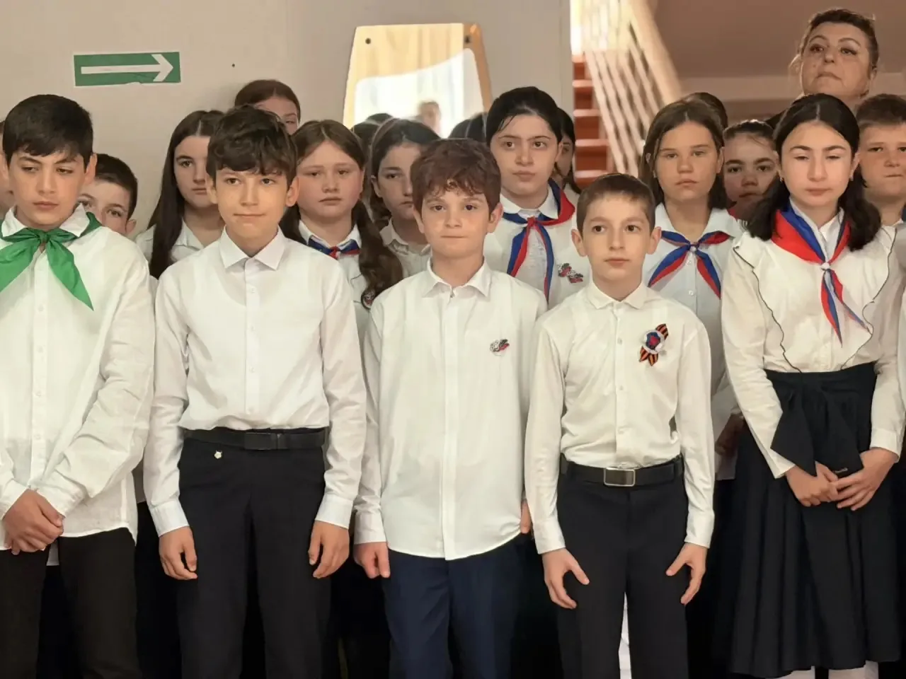 🗓️ Утро 25 мая в лицее по традиции началось с торжественной линейки, церемонии выноса Государственно