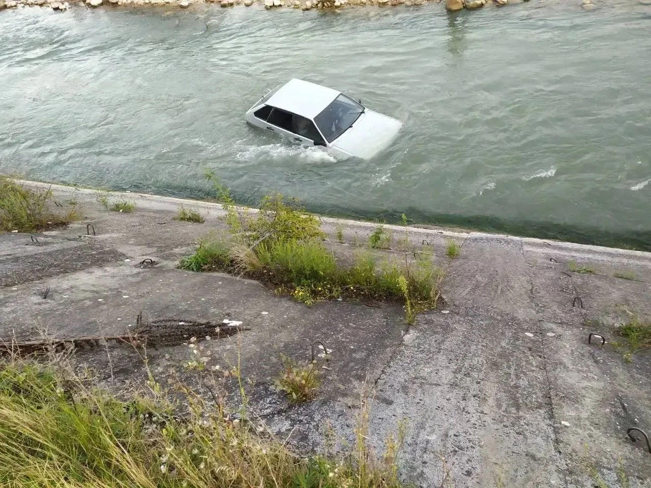 В с. Карман-Синдзикау водитель "девятки", двигаясь вдоль дамбы, не справился с управлен...