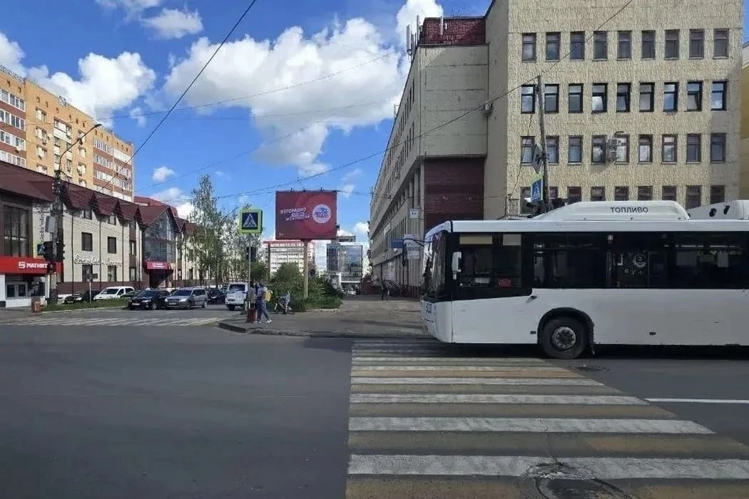 В Сыктывкаре 21 августа из‑за пешехода, переходившего дорогу на красный, водитель автоб...
