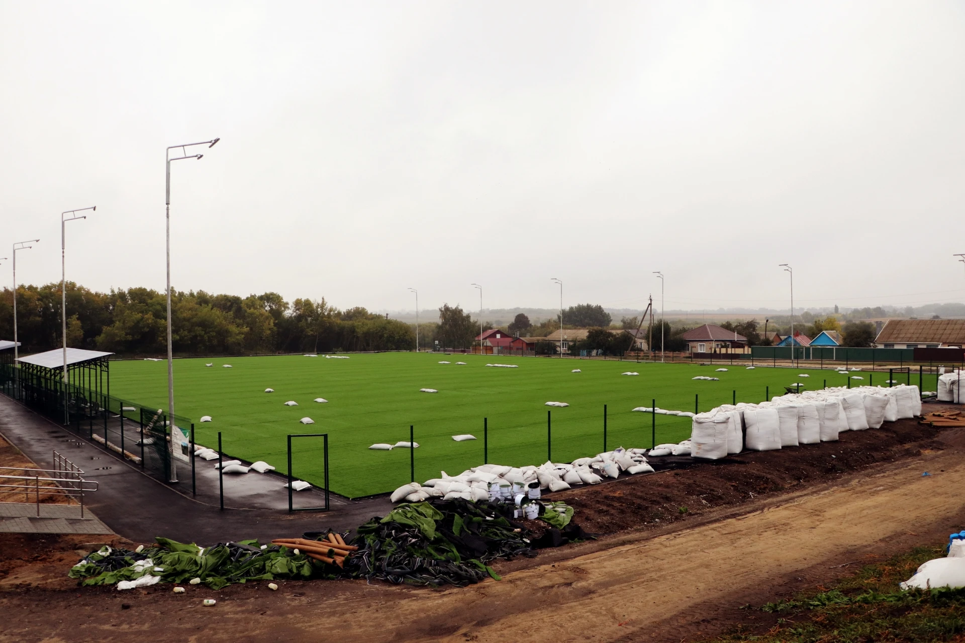 🏟 Глава Бутурлиновского района Александр Головков проверил ход строительства футбольно...
